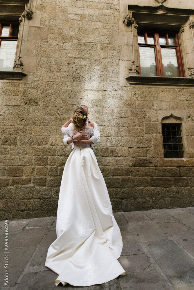 Obraz premium Bride and groom posing on city streets