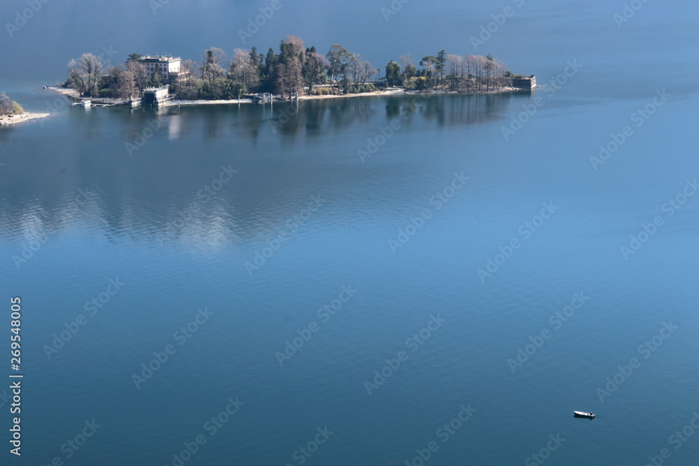 Obraz premium le isole di brissago e un pescatore solitario