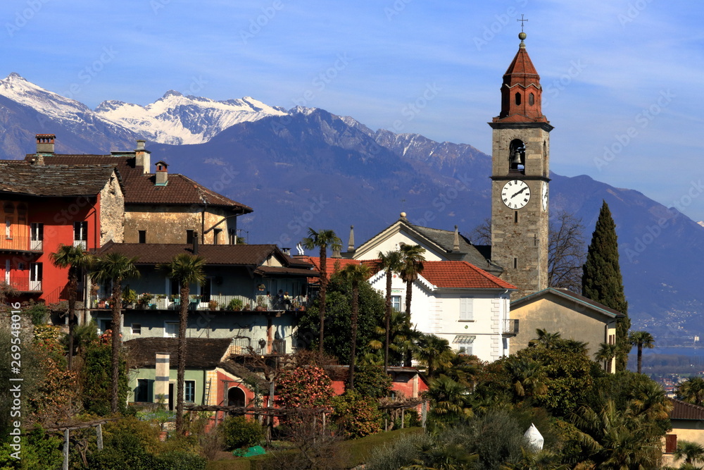 vista del paesino di Ronco sopra Ascona in Ticino sul lago maggiore e le alpi sullo sfondo