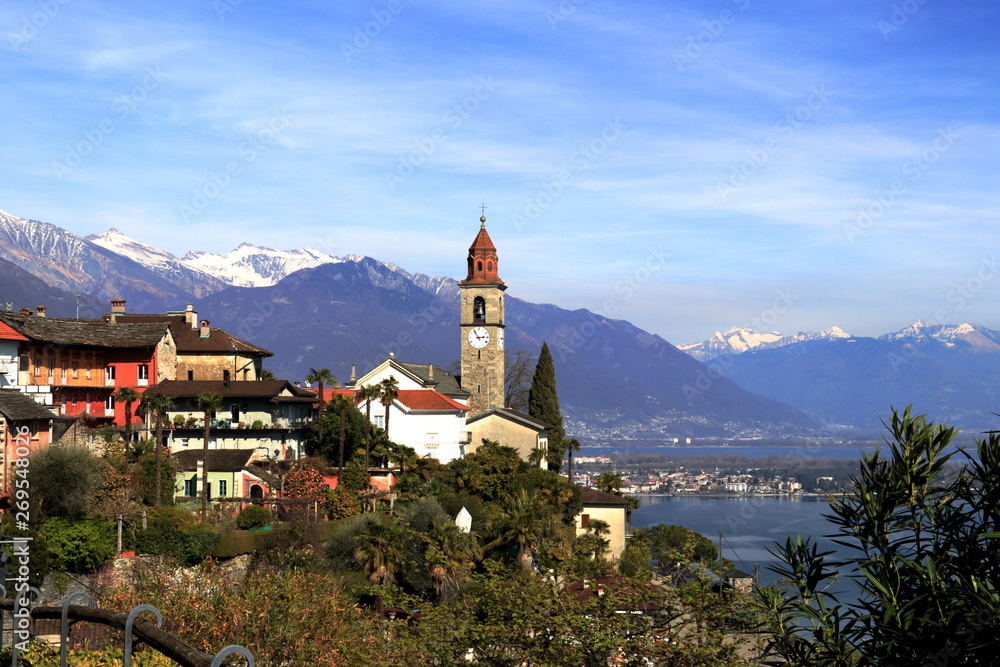 vista del paesino di Ronco sopra Ascona in Ticino sul lago maggiore e le alpi sullo sfondo
