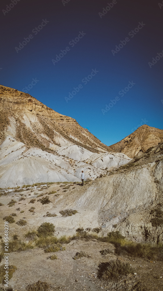 Hombre en el desierto de tabernas de almeria Hombre en el desierto de tabernas de almeria