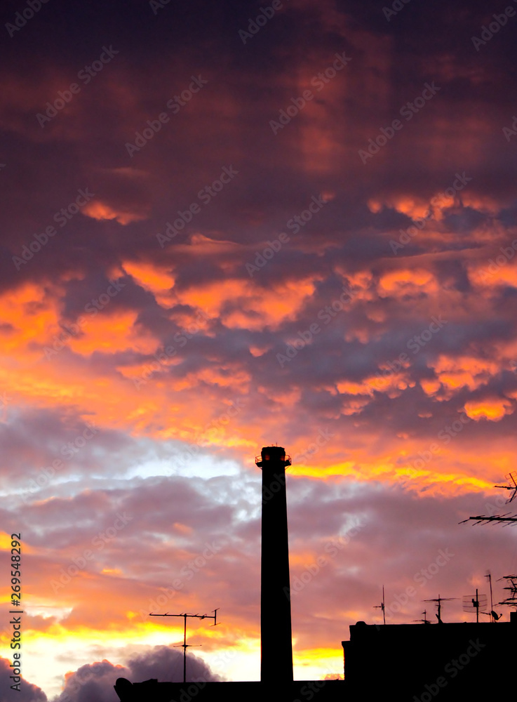 Chaminé da Usina do Gasômetro e o  Por do sol na cidade de Porto Alegre, estado do Rio Grande do Sul, pais Brasil