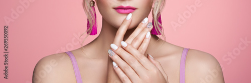 Wall Mural Beauty Woman with perfect Makeup and Manicure
