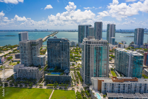 Tableau sur toile Aerial shot midtown Miami Florida view of Biscayne Bay