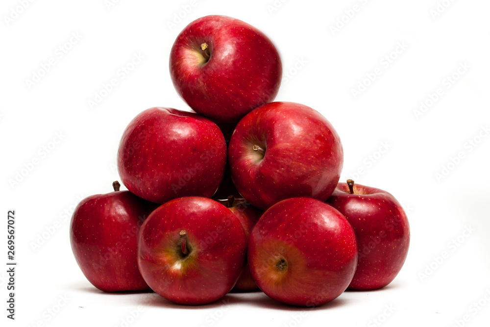 Grupo de manzanas roja en fondo blanco