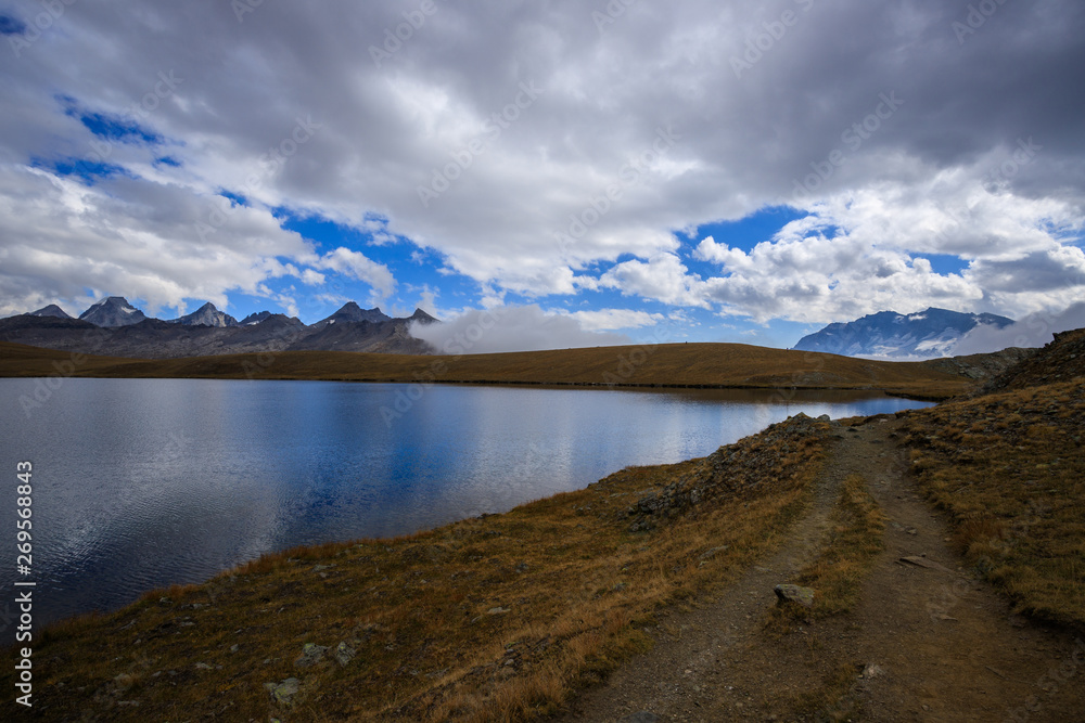 lago Rosset in alta valle dell'Orco, nal Parco nazionale del Gran Paradiso. Sullo sfondo il Gran Paradiso.