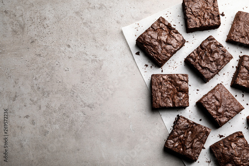 Fotografía Flat lay composition with fresh brownies and space for text on gray background