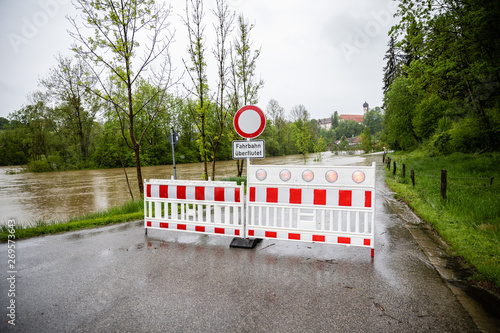 Straßensperrung wegen Hochwasser