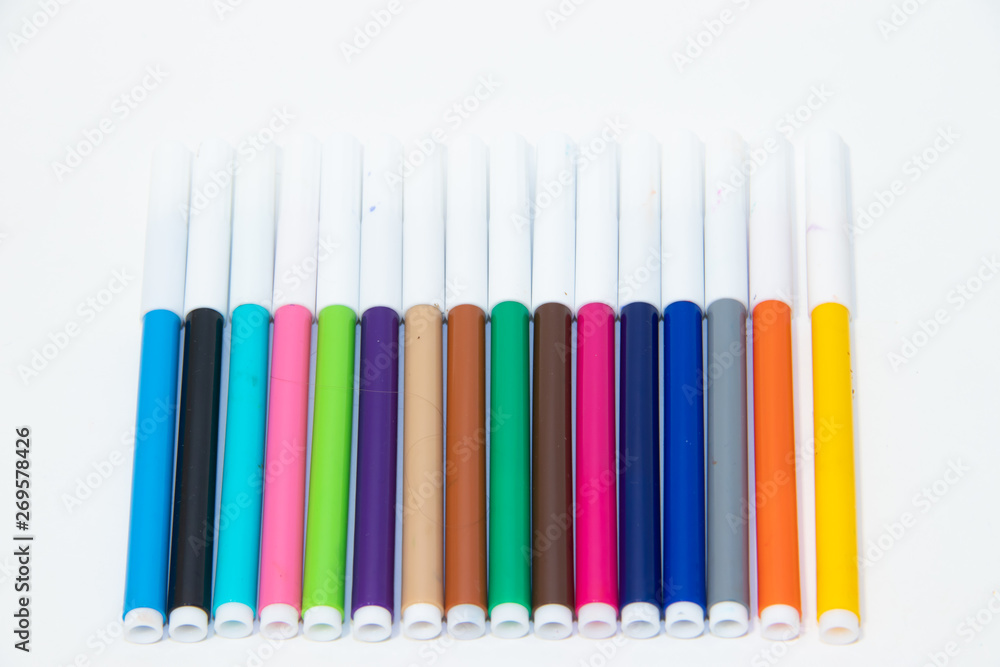 Obraz premium Colored felt tip pens isolated on white background. Different flowers.
