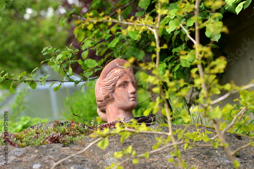 Terracottakopf im Garten © Grubärin