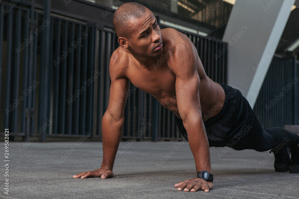 Obraz premium Sportsman doing push ups