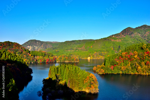 秋景　秘境の　まだ見ぬ最高に美しい　秋の絶景紅葉 　蜂の巣湖　大分県日田市　熊本県小国町　県境　Japanese landscape Amazing autumn leaves　Secret area 　Autumn leaves 　Beehive lake 　Oita Hita City 　Oguni Town, Kumamoto Prefecture 　　Prefectural border photo