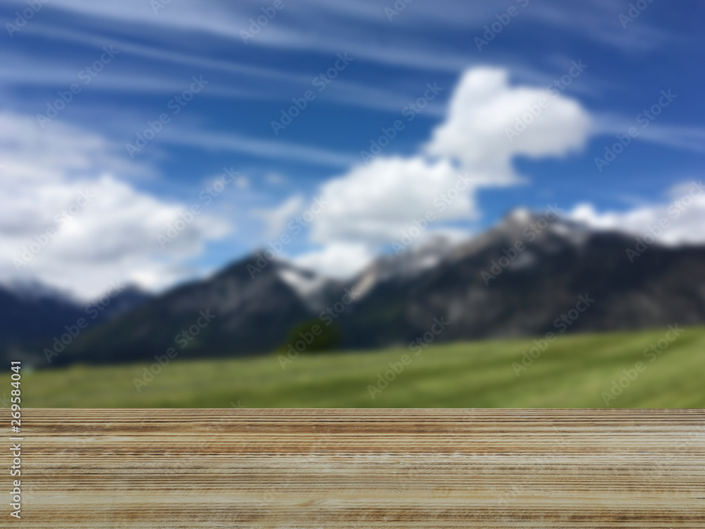 Holztischplatte mit Aussicht auf  Berglandschaft