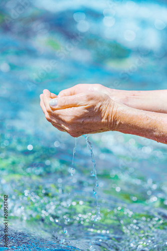 Frisches Trinkwasser aus dem Quwellbach