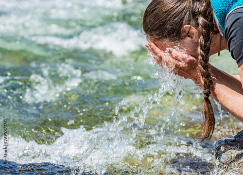 Frisches Trinkwasser aus dem Quellbach
