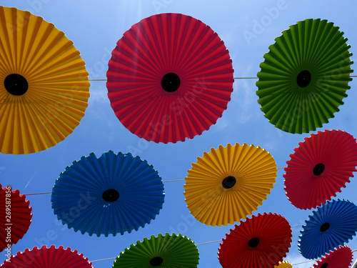 ombrellini colorati  come decorazione per una festa in piazza