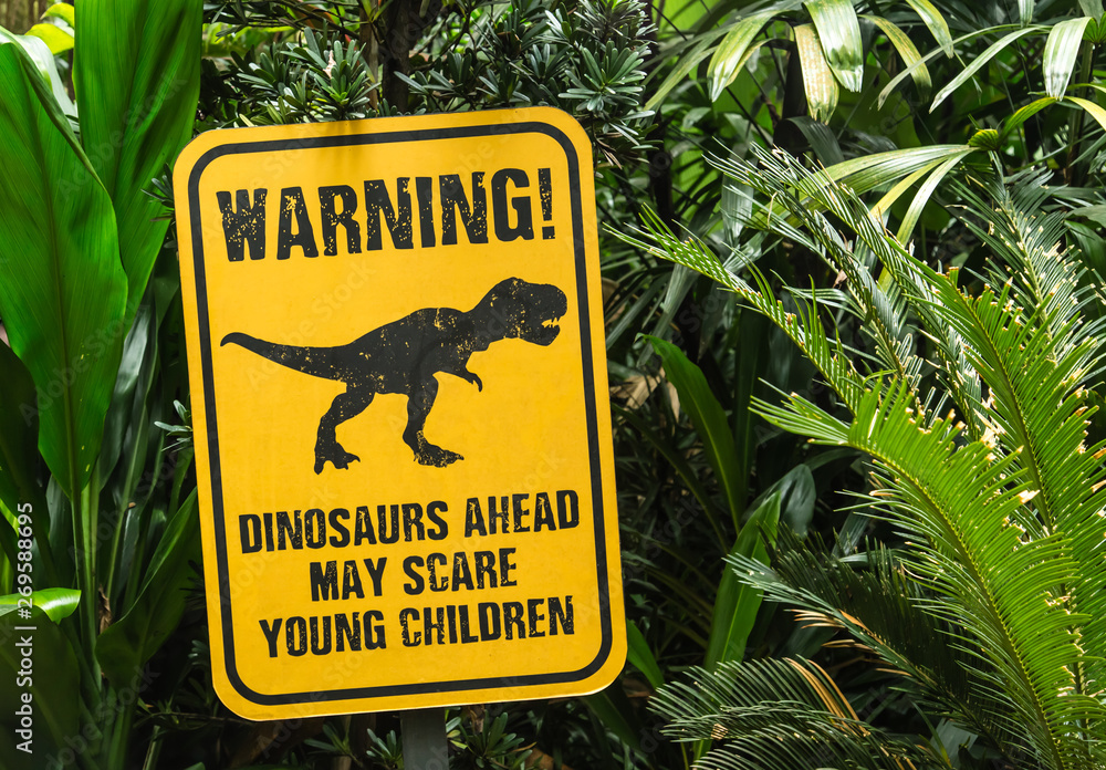 Naklejka premium zabawna tablica ogłoszeń pokazuje dinozaura w zielonym lesie