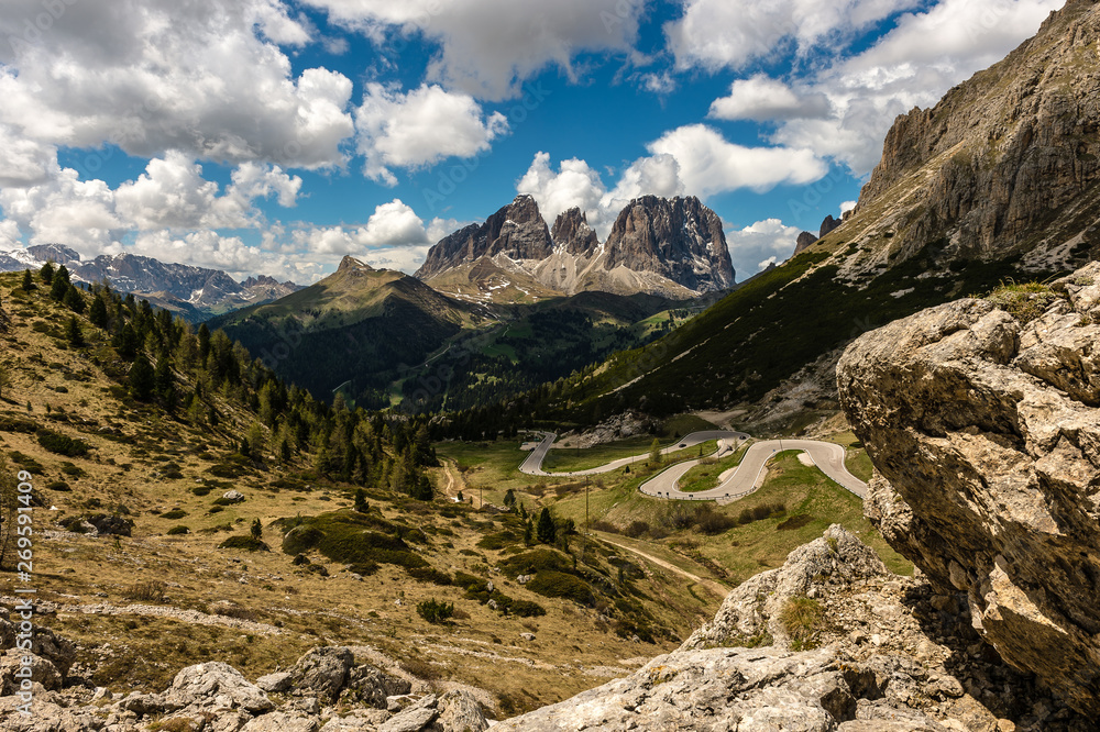 Passstraße des Pordoipasses mit dem Langkofel in Südtirol, Italien