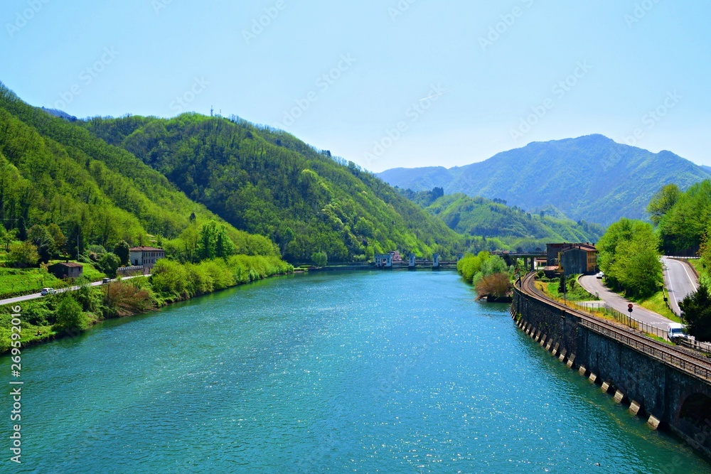 Obraz premium paesaggio naturale della Valle del Serchio vicino a Borgo a Mozzano in provincia di Lucca in Toscana, Italia