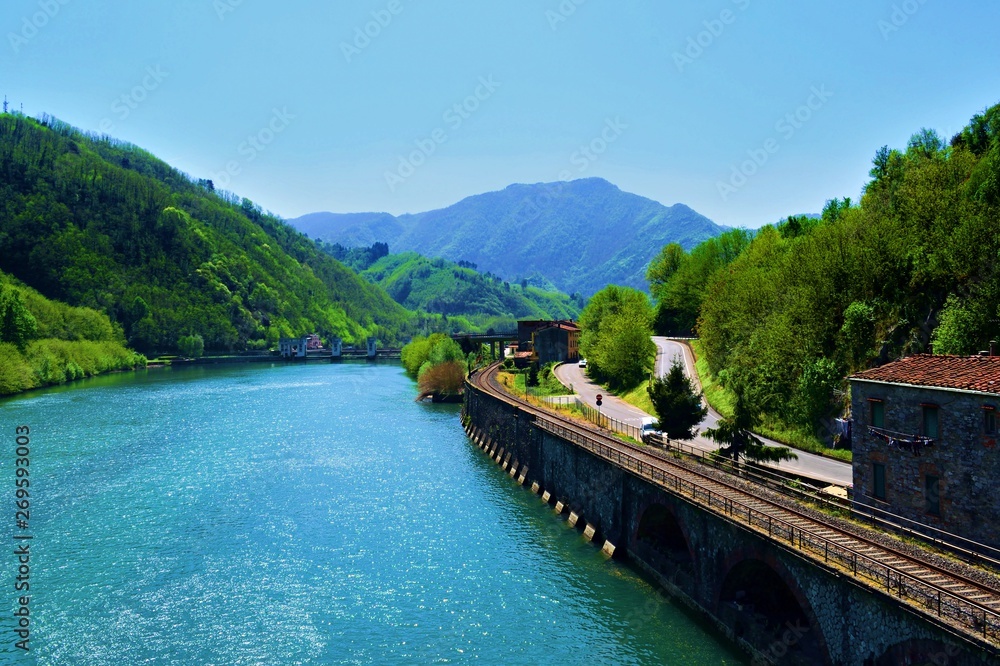 paesaggio naturale della Valle del Serchio vicino a Borgo a Mozzano in provincia di Lucca in Toscana, Italia paesaggio naturale della Valle del Serchio vicino a Borgo a Mozzano in provincia di Lucca in Toscana, Italia