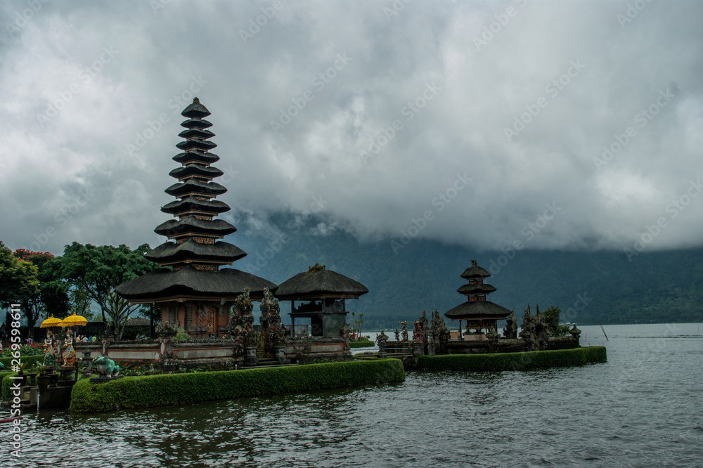 Tempelanlage auf einem See in Indonesien Tempelanlage auf einem See in Indonesien