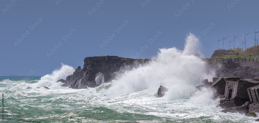 una panoramica di un onda del mare in tempesta