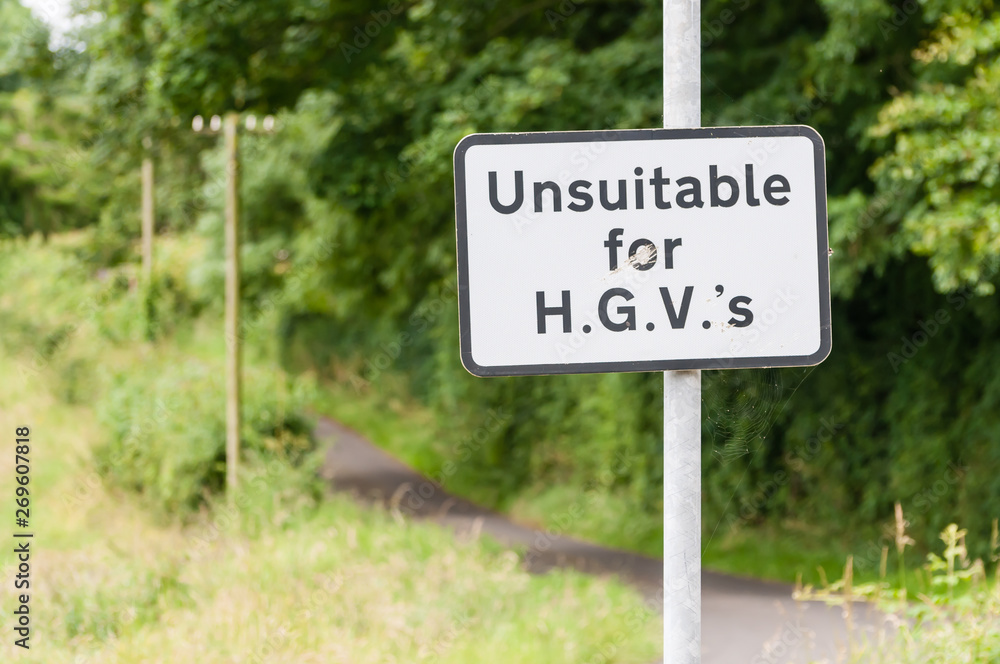 Sign warning that the road is unsuitable for heavy goods vehicles, with an unnecessary apostrophe