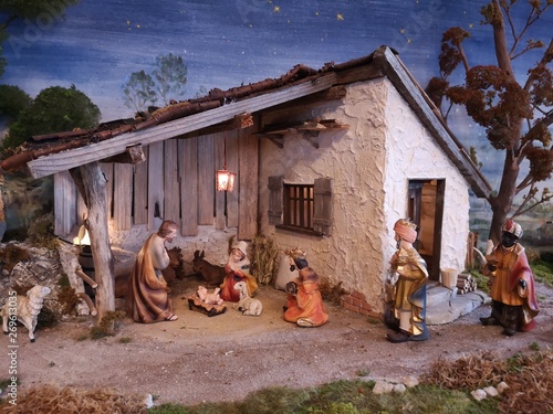 Foto Weihnachtskrippe in einem alten Haus mit Stall, heilige Familie, Könige und Scha