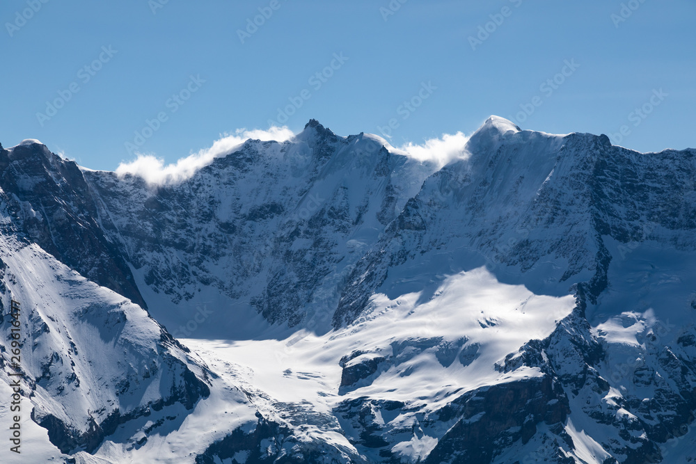 Bergkette, blauer Himmel mit Wolken