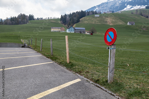 Parkieren verboten Schild auf einem leeren Parkplatz photo