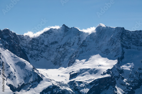 Bergkette, blauer Himmel mit Wolken © Media Castle