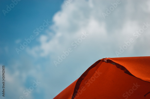 El cielo azul decorado por una manta roja