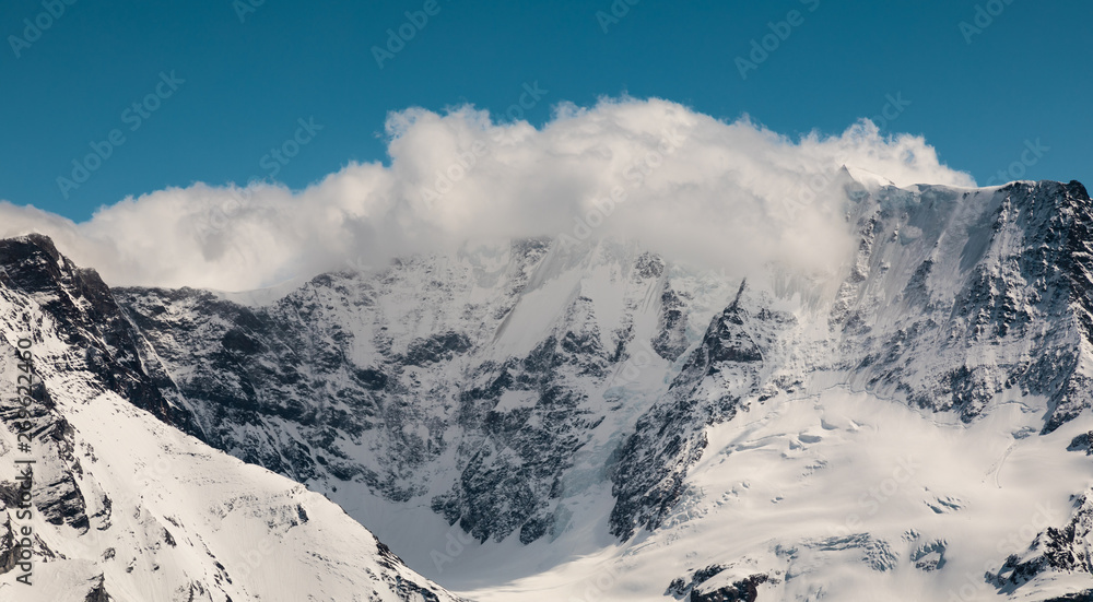 Schnebedecktder Berg mit türkisblauem Himmel Wolken