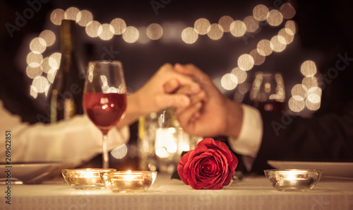 Photo Romantic dinner date, Valentines day, anniversary concepts.