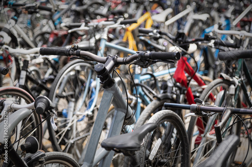 Viele Fahrräder auf übefülltem Parkplatz, Nahaufnahme