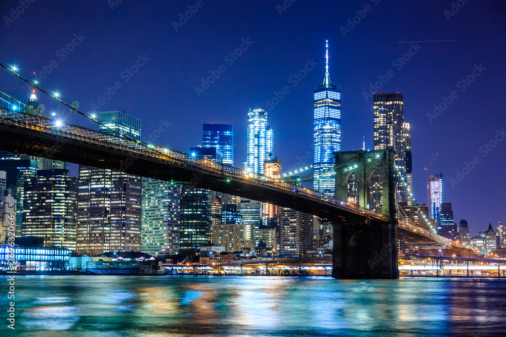 Brooklyn Bridge at Night with Water Reflection, New York City Skyline - obrazy, fototapety, plakaty 