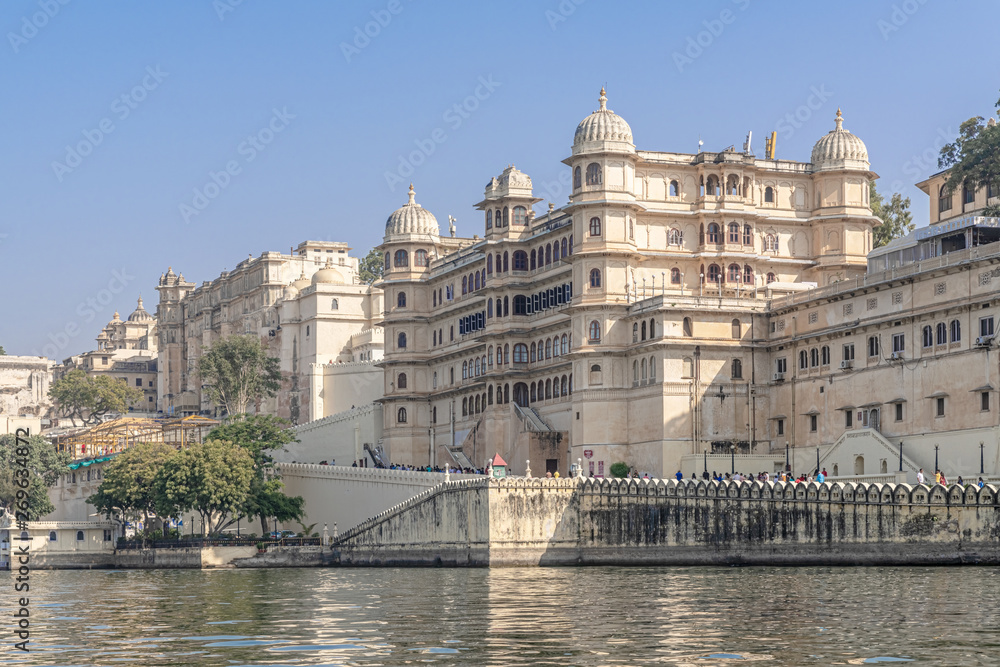 Naklejka premium Budynki i pałace nad jeziorem Pichola, Udaipur, Rajasthan, Indie.