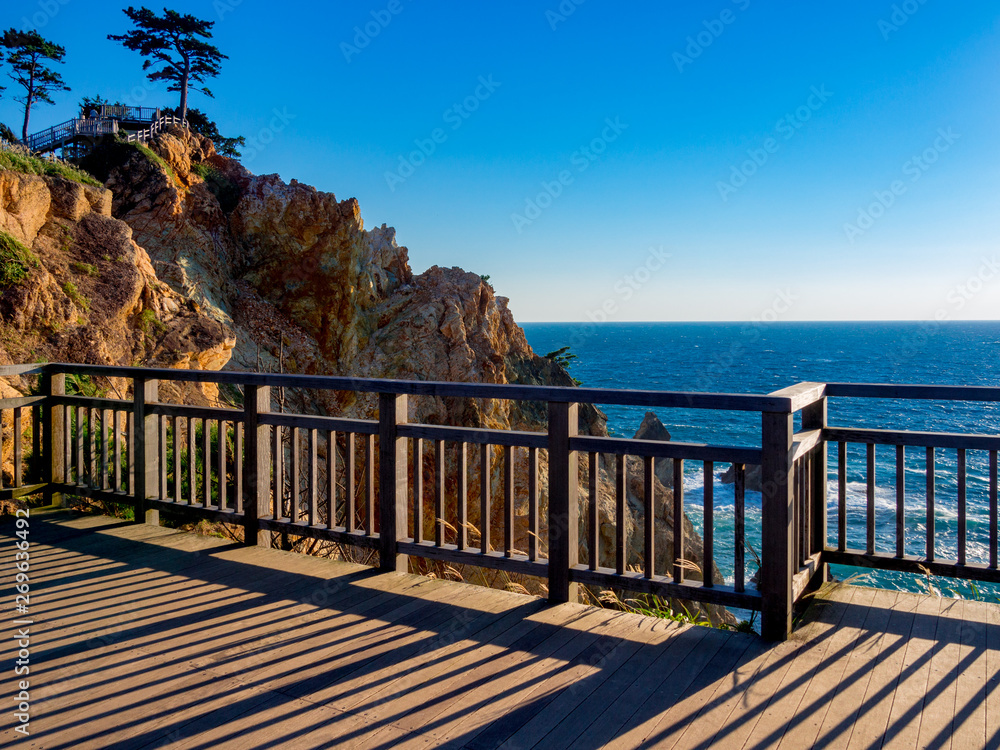 Obraz premium 【静岡県伊豆半島ジオパーク】静岡県西伊豆黄金崎の展望台【秋】