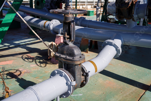 Gate valve and pipelines for loading and discharging liquid cargo on oil-chemical tanker