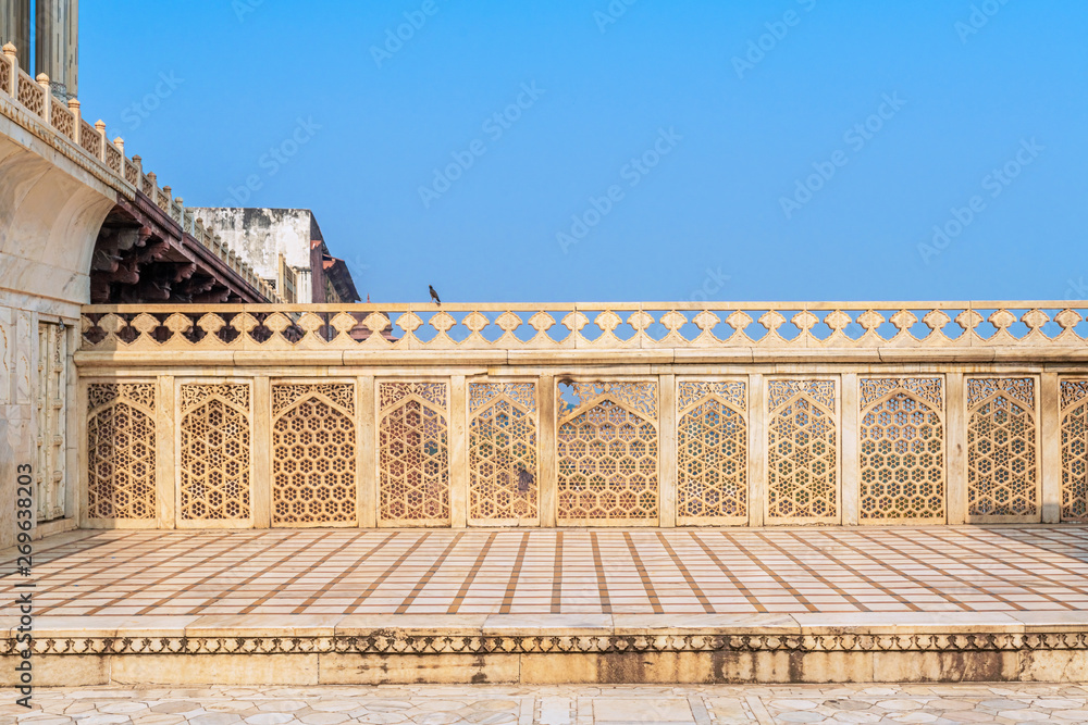 Obraz premium View at the buildings in Agra Fort, India.