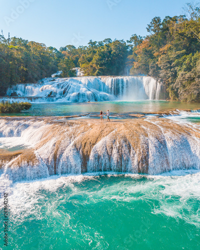 Φωτογραφία Couple contemplating the majestic turquoise waterfalls at Agua Azul in Chiapas,