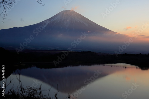 Fototapeta Naklejka Na Ścianę i Meble -  Mt.Fuji Lake Tanukiko of the morning