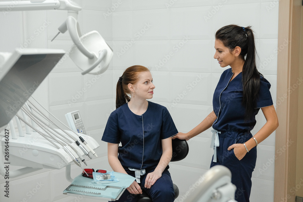 Obraz premium Womans dentist working in the dental office.