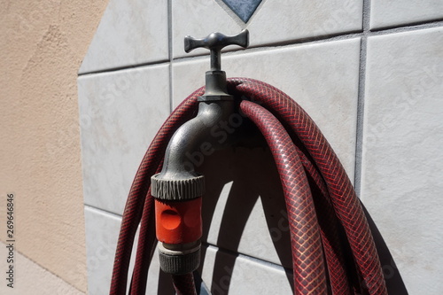 Wasserhahn mit Gartenschlauch photo