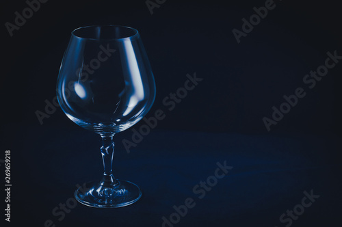 Glass container for alcoholic beverages and the deterioration of the quality of their lives