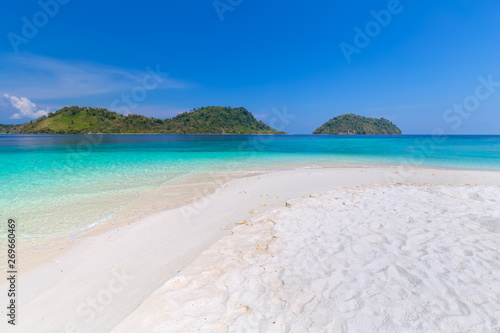 Fototapeta Naklejka Na Ścianę i Meble -  Tropical beach paradise and the blue sky at Khai Island in Satun Province , Thailand