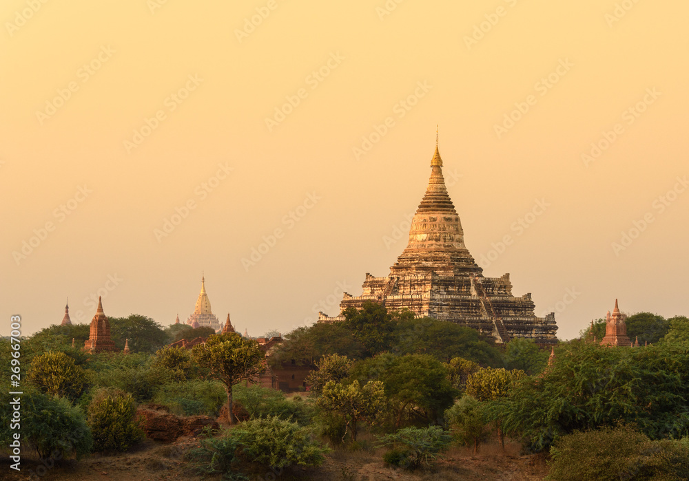 Fototapeta premium Ancient temples pagoda during sunset in Bagan, Myanmar