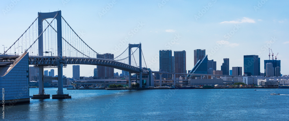 Obraz premium (東京都-風景パノラマ)晴れた日のレインボーブリッジと芝浦埠頭側風景