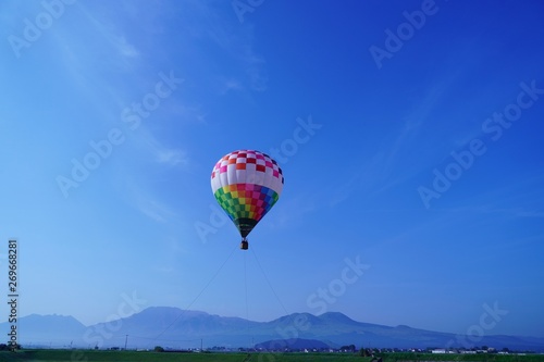 バルーン体験で阿蘇の空を楽しむ風景