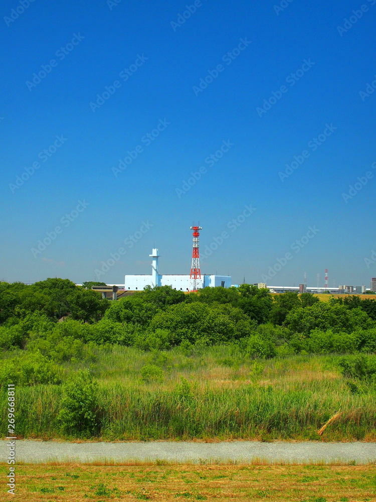 江戸川土手から見る対岸の排水機場風景